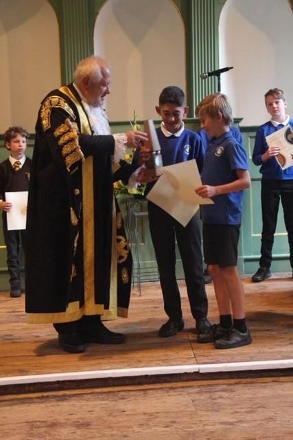 Der Lord Mayor von York Cllr Chris Cullwick überreicht Adam Kahil und Fraser Wotherspoon ihren Debattierpreis (Bild: David Thewlis)