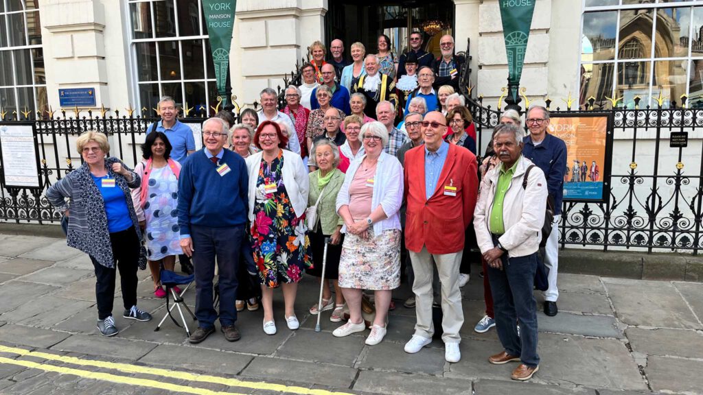 Gruppenbild der Reisegruppe mit dem Lord Mayor vor dem Mansion House
