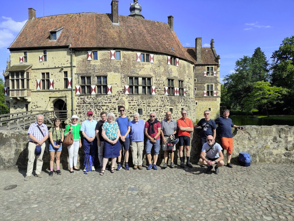 Gruppenbild der Reisegruppe vor der Burg Vischering